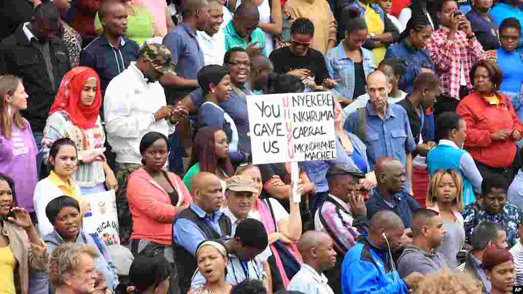 Une foule réunie lors d'une manifestation contre la xénophobie a lieu à Durban, en Afrique du Sud, jeudi 16 avril 2015.