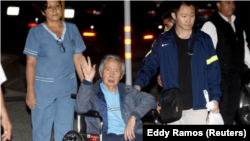 Alberto Fujimori accompagné de son fils Kenji Fujimori alors qu'il quittait l'hôpital du Centenaire à Lima il y a quelques mois.