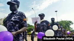 La police ougandaise porte des ballons pour condamner la violences contre les femmes, à Kampala, le 5 décembre 2015.