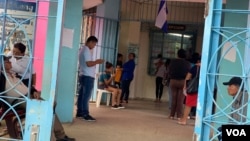 En Nicaragua hay reacciones encontradas respecto a la medida. Unos están de acuerdo como fórmula para frenar el coronavirus, pero otros consideran que el gobierno de Daniel Ortega ha dejado de tomar medidas preventivas clave para contener el COVID-19.