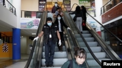 Pasajeros y trabajadores en el Aeropuerto El Alto en La Paz, Bolivia, usan mascarillas tras el brote de coronavirus el 11 de febrero de 2020. [Archivo] 
