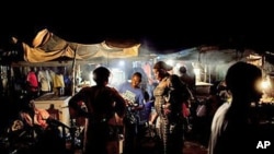 Women purchase grilled chicken from a street vendor in the main Konyo Konyo market in the Juba, South Sudan, July 2011. (file photo)