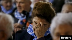 Une survivante de la Shoah, Maria Stroinska, lors d'une cérémonie à l'ancien camp de concentration nazi allemand d'Auschwitz-Birkenau près d'Oswiecim, en Pologne, le 27 janvier 2016. (Photo Reuters)