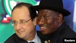 Shugaban Najeriya Goodluck Jonathan tare da Shugaban Faransa, Hollande. 