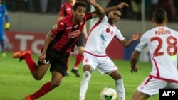  Mohammed Ounnajem, joueur du Wydad Casablanca face à Mohamed Benkhemassa, de l'USM Alger, au stade Mohamed VI, à Casablanca, le 21 octobre 2017.