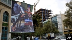 Sebuah poster anti-Amerika di lapangan Palestina di Teheran, Iran (foto: dok). Iran menurunkan poster-poster anti AS di Teheran Minggu (27/10). 