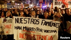 Familiares de personas que murieron en las desastrosas inundaciones de España, así como manifestantes, se manifiestan contra el líder regional de Valencia, exigiendo su renuncia por su manejo de la emergencia, en Valencia, España, el 29 de diciembre de 2024.