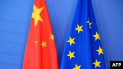 中華人民共和國國旗和歐盟旗幟。
