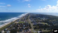 La playa de Avon, en el Condado Dare de Carolina del Norte en las islas Outer Banks. Foto del 18 de septiembre de 2018, provista por DroneBase