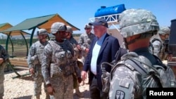 美國參議員麥凱恩5月27日在土耳其南部美軍軍營探望軍人。(圖片由麥凱恩推特提供)