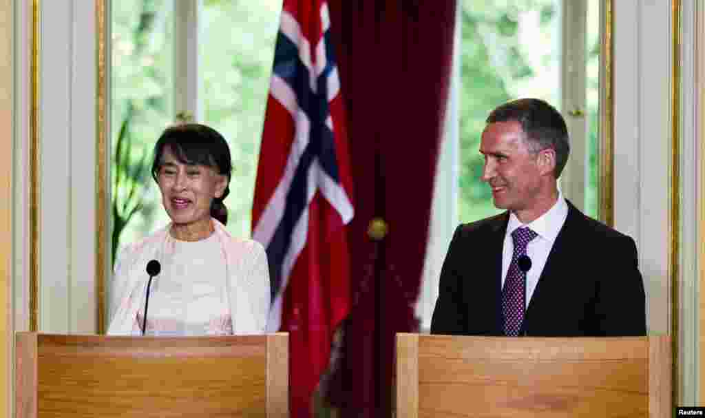 Aung San Suu Kyi attends a news conference with Norway's Prime Minister Jens Stoltenberg in central Oslo, June 15, 2012.