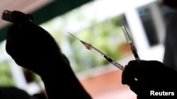 Un trabajador de la salud prepara una dosis de la vacuna Sinopharm contra la enfermedad del coronavirus (COVID-19) como parte de una campaña de vacunación para adolescentes, en Caracas. Octubre 27, 2021.
