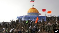 Para anggota Basij, unit paramiliter Garda Revolusi Iran melakukan parade dengan membuat model "masjid al-Aqsa yang berhasil direbut dari Israel" (foto: ilustrasi). 