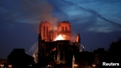 Hasta el momento se desconocen las causas del incendio que destruyó parte de la emblemática catedral en París.