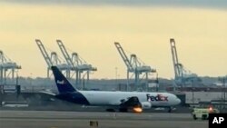 一架聯邦快遞(FedEx)波音767貨機3月1日遭遇鳥擊單側發動機起火。