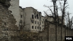 Luka akibat masa awal peperangan tahun 2014 masih segar di wilayah Donetsk, Ukraina (6/3). (VOA/L. Ramirez)