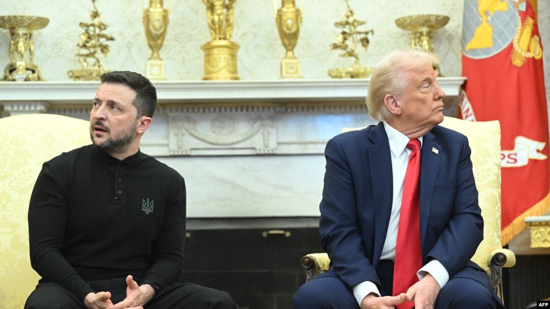 President ya ekolo Amerika Donald Trump na president Volodymyr Zelensky bakutani na buera Oval na Maison lanche, Washington D.C., 28 sanza ya mibale 2025.