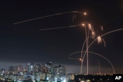 Sistem pertahanan rudal Israel Iron Dome mencegat roket yang diluncurkan dari Jalur Gaza, di Ashkelon, Israel selatan, Kamis, 11 Mei 2023. (Foto: AP/Tsafrir Abaya)