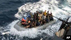 Un équipage de marins américains et de combattants des forces spéciales nigériennes se prépare à embarquer à bord du NNS Burutu pour un entraînement au large des côtes nigérianes, le 13 février 2010.