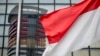 Gedung Komisi Pemberantasan Korupsi tercermin di kaca jendela sebuah gedung, 12 September 2017. (Foto: AFP)