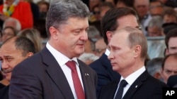 Presiden terpilih Ukraina Petro Poroshenko (kiri) berbincang sejenak dengan Presiden Rusia, Vladimir Putin di Normandia, Jumat (6/6).