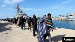 Des migrants arrivent à la base navale de Tripoli, après avoir été secourus, en Libye, le 13 mars 2018.