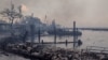 Sebuah perahu hangus tergeletak di tepi laut yang hangus setelah kebakaran hutan yang dipicu oleh angin topan di kejauhan yang menghancurkan kota Lahaina di Maui, Hawaii, AS, 9 Agustus 2023. (Mason Jarvi/Handout via REUTERS)