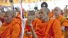 រូបឯកសារ៖ ព្រះសង្ឃប្រើប្រាស់ទូរស័ព្ទដៃ ថតផ្ដិតយកទិដ្ឋភាពពិធីរំឭកខួប៧០ឆ្នាំនៃការបាត់បង់ទឹកដីកម្ពុជាក្រោម ដែលធ្វើឡើងនៅខណ្ឌសែនសុខ រាជធានីភ្នំពេញ កាលពីថ្ងៃទី៤ ខែមិថុនា ឆ្នាំ២០១៩។ (អូន ឆេងប៉រ/VOA)