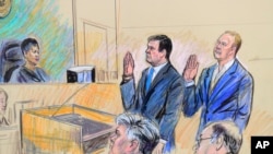 Sebuah gambaran artis tentang situasi pengadilan menunjukkan mantan ketua kampanye untuk Presiden Donald Trump, Paul Manafort, tengah berdiri dan rekan bisnis Manafort, Rick Gates, di pengadilan federal di Washington, 30 Oktober 2017, di depan ketua Majelis Hakim AS, Deborah A. Robinson.