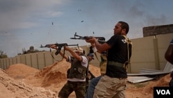 Pasukan pemerintah sementara Libya (NTC) menggempur kota Sirte. NTC memperkirakan akan menguasai kubu terakhir pendukung Gaddafi pekan depan.
