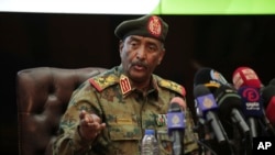 ARCHIVES - Le chef des forces armées soudanaises, le général Abdel-Fattah Burhan, s'exprime lors d'une conférence de presse au Commandement général des forces armées à Khartoum, au Soudan, le mardi 26 octobre 2021. 