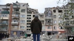 Mkazi anaitizama nyumba yake iliyoharibiwa na shambulio la kombora la Russia katika mji wa Sloviansk, mkoa wa Donetsk, Aprili 14, 2023.