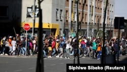 Waandamanaji Afrika kusini wakiandamana ,mtaani kufuatia kufungwa kwa rais wa zamani wa nchi hiyo Jacob Zuma. July 11, 2021. REUTERS/Sumaya Hisham