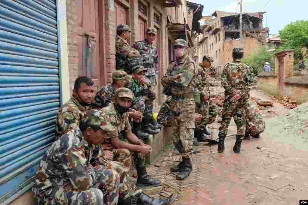 Nepal's army is on the scene, Sankhu, Nepal, April 29, 2015. (Rosyla Kalden/VOA)