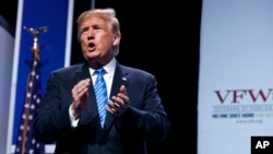 Le président Donald Trump s'en va après s'être entretenu avec les vétérans des guerres étrangères de la Convention nationale des États-Unis, mardi, à Kansas City, dans le Missouri, le 24 juillet 2018.
