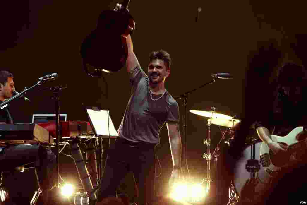 “¿Estás conmigo esta noche Washington y Virginia?”, preguntó Juanes a lo que su público diverso, compuesto entre latinoamericanos y anglosajones, respondió con gritos y aplausos.