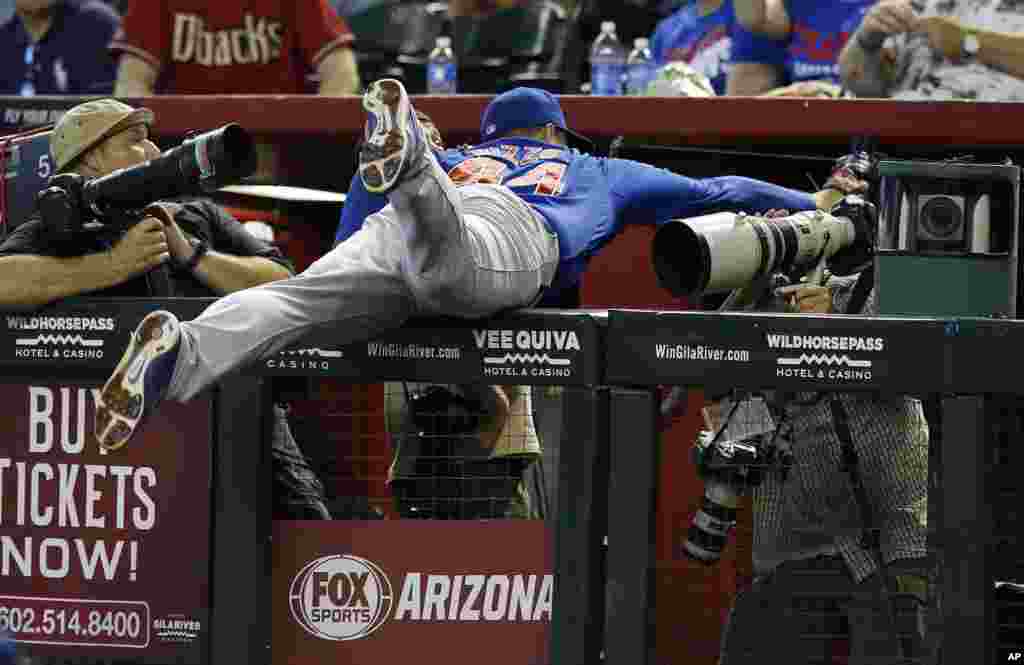 Chicago Cubs' Anthony Rizzo makes a diving catch into the photo well on a foul ball hit by Arizona Diamondbacks' Aaron Hill during the sixth inning of a baseball game in Phoenix, Arizona, USA, July 20, 2014.