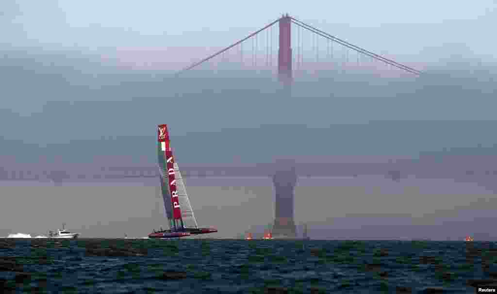 Luna Rossa Challenge sails near the Golden Gate Bridge before their race against Team Emirates New Zealand in the second race of their Louis Vuitton Cup challenger series yacht race in San Francisco, California, Aug. 18, 2013.