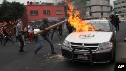 Manifestantes enmascarados lanzaron cócteles molotov y fuegos artificiales contra la policía en Ciudad de México.