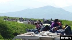 Los migrantes se montan en "La Bestia" para cruzar la frontera de México rumbo a EE.UU.