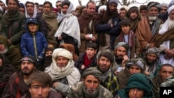 Ratusan pria Afghanistan berkumpul untuk mendaftarkan diri untuk menerima bantuan kemanusiaan di Qala-e-Naw, Afghanistan, pada 14 Desember 2021. (Foto: AP/Mstyslav Chernov, File)
