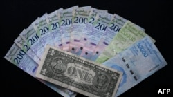Imagen de un billete de un dólar y su equivalente promedio en la divisa venezolana (32.000 bolívares).