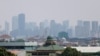 Asap polusi menyelimuti gedung-gedung pencakar langit di Jakarta, 9 Agustus, 2023. (Foto: Willy Kurniawan/Reuters) 
