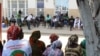 Les militants de Khalifa Sall attendent devant la Cour suprême Court à Dakar, Sénégal, le 20 juillet 2017. (S. Christensen/VOA)