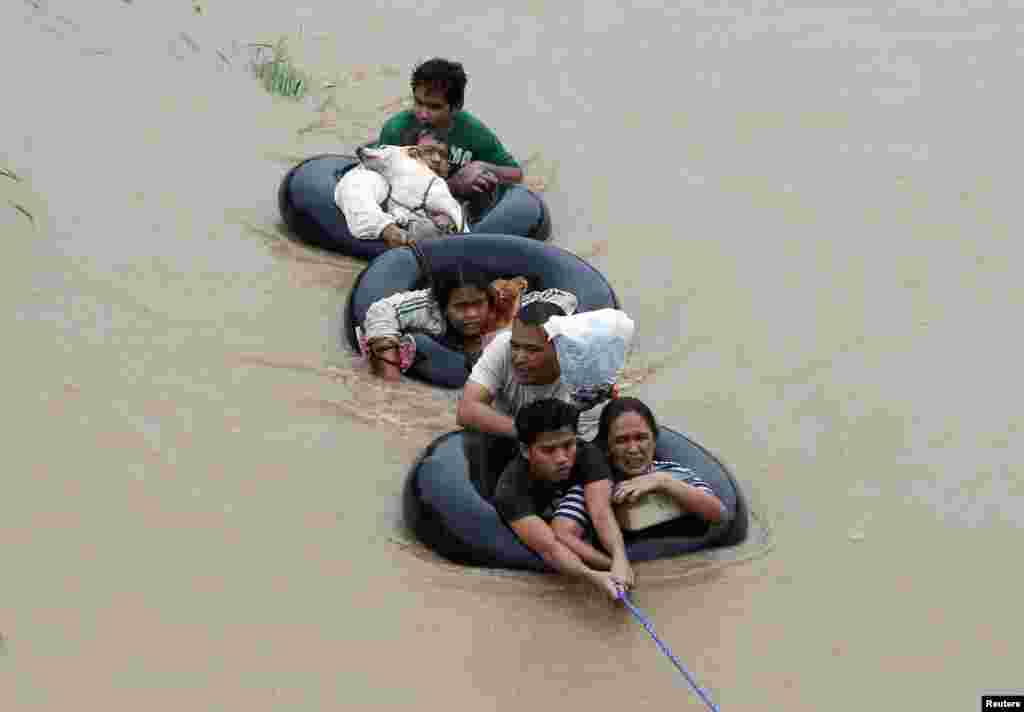 Para korban yang terjebak banjir dievakuasi ke tempat aman di kota Butuan, Mindanao, Filipina selatan.