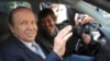 Le président algérien Abdelaziz Bouteflika, à gauche, et son frère Said Bouteflika arrivent au siège de la campagne dans le quartier d'Hydra à Alger, le 10 avril 2009.