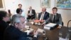El presidente de Francia, Emmanuel Macron, al fondo a la derecha, junto con su homólogo brasileño, Lula da Silva, conversan con los presidentes de Colombia y Argentina, Gustavo Petro y Alberto Fernández, en presencia de la vicepresidenta de Venezuela, Delcy Rodríguez, en Bruselas
