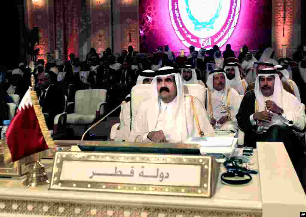 Sheikh Hamad Bin Khalifa Al Thani (tengah) menghadiri sesi pembukaan Konferensi Tingkat Tinggi Liga Arab di Doha (26/3). (AP/Ghiath Mohamad)