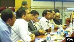 Masyarakat, tokoh, LSM Papua dan Kontras saat melakukan pertemuan dengan Komisi I DPR RI di Jakarta (27/6). Mereka mendesak kinerja pemerintah di Papua terkait keamanan dan penegakan hukum dievaluasi (foto: Fathiyah/VOA). 