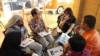 Mira Fitria Viennita Zakaria (tiga dari kanan) memandu 'meja bahasa Jerman' dalam pertemuan Polyglot Indonesia (courtesy: Polyglot Indonesia). 